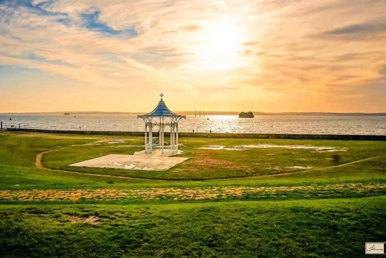 Air Maison - Stunning Beach Front Apartment Portsmouth Exterior foto